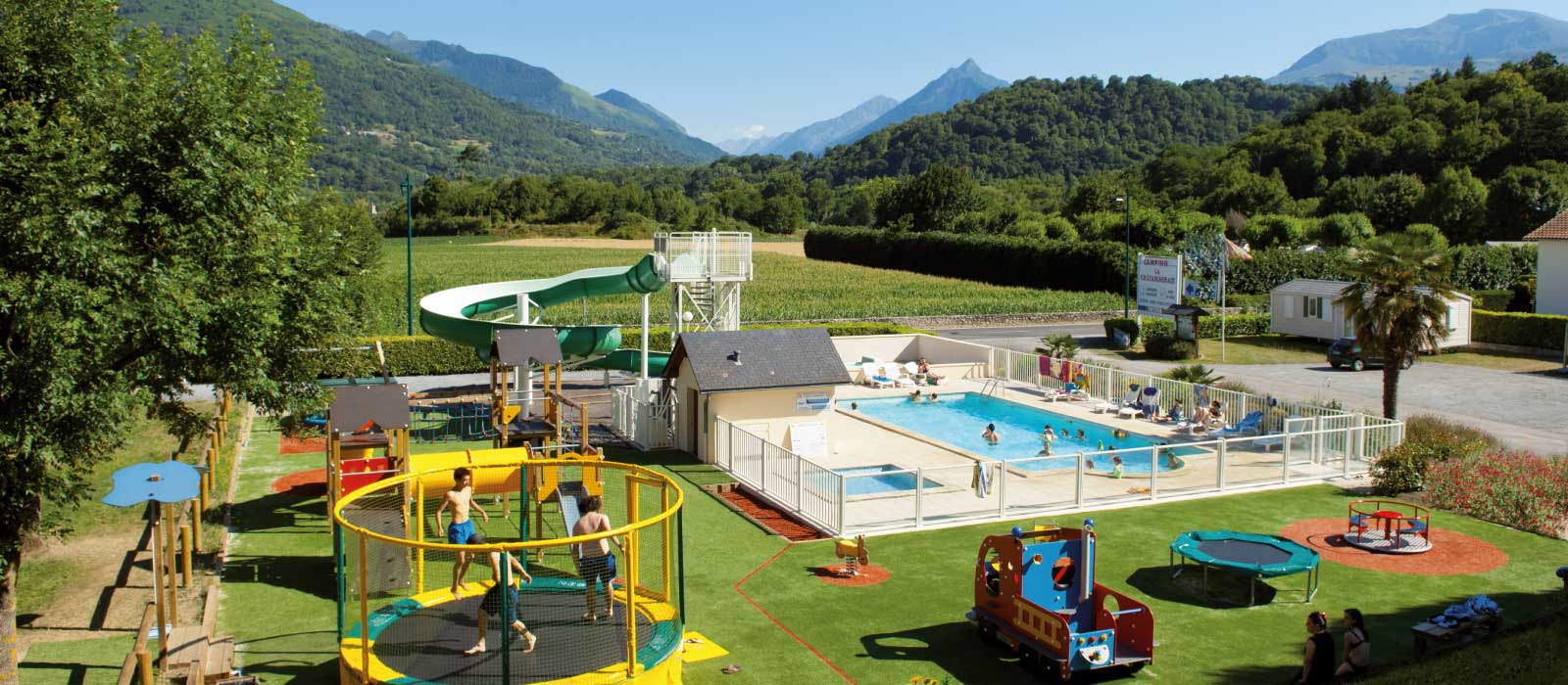 Le parc aquatique et l'aire de jeux pour enfants dans le camping La Chataigneraie à Agos Vidalos