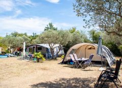 Les emplacements de camping pour tentes dans le camping International à Aups