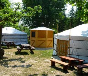 Les hébergements insolites (yourtes) dans le camping La Sorguette à l'Isle sur la Sorgue