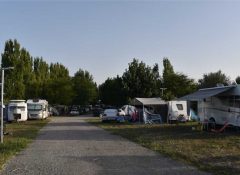 Les emplacements de camping pour caravane dans le camping l'Océan à Chatelaillon